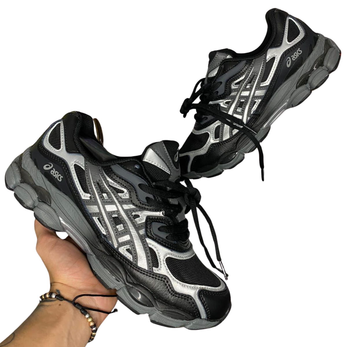 ASICS NEW ZAPATILLAS HOMBRE RUNNING: El Mejor Calzado para tus Carreras Si estás buscando las mejores zapatillas de running, las ASICS NEW ZAPATILLAS HOMBRE RUNNING son la opción perfecta para ti. En Onlineshoppingcenterg, te ofrecemos una gran variedad de modelos para que elijas las zapatillas que mejor se adapten a tus necesidades, ya seas un corredor principiante o un atleta experimentado. Aquí encontrarás todo lo que necesitas saber para comprar las ASICS NEW ZAPATILLAS HOMBRE RUNNING ideales.  ¿Por Qué Elegir ASICS NEW ZAPATILLAS HOMBRE RUNNING? Las zapatillas ASICS son reconocidas mundialmente por su diseño innovador y su enfoque en la comodidad y el rendimiento. Especialmente diseñadas para corredores, estas zapatillas ofrecen una excelente amortiguación y soporte, lo que las convierte en una elección popular entre quienes buscan mejorar su experiencia de running.  Características Clave de las ASICS NEW ZAPATILLAS HOMBRE RUNNING Amortiguación Avanzada: Los modelos como el ASICS Novablast 4 ofrecen una excelente amortiguación que reduce el impacto en tus pies y articulaciones, permitiendo carreras más largas y cómodas.  Soporte Óptimo: Las zapatillas ASICS hombre están diseñadas para ofrecer un soporte superior en cada pisada. Esto es crucial para quienes buscan evitar lesiones y mantener un buen rendimiento durante sus entrenamientos.  Diseño Duradero: Los tenis ASICS hombre están fabricados con materiales de alta calidad que garantizan una gran durabilidad. Ya sea que corras en asfalto o en senderos, tus zapatillas ASICS resistirán el desgaste diario.  Variedad de Modelos para Cada Necesidad ASICS Novablast 4 El modelo ASICS Novablast 4 es perfecto para corredores que buscan una zapatilla ligera y con una excelente amortiguación. Con un diseño moderno y tecnologías avanzadas, es ideal para entrenamientos diarios o competiciones.